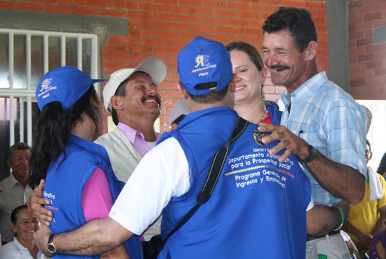 El grupo de personas que se abrazan